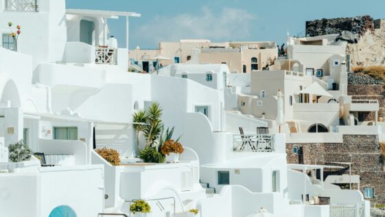 a bunch of white buildings that are next to each other
