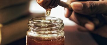 honey jar with honey comb